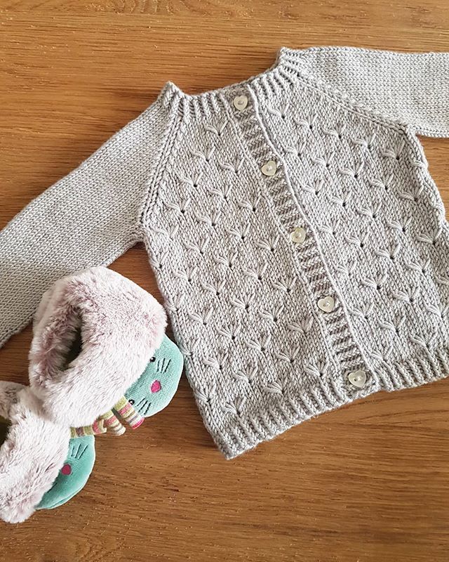 coolCocotte's tweet photo. Le petit gilet #dandelioncardigan est bloqué et les petits boutons sont cousus :il ne manque plus que bébé nous pour le remplir😉. J'ai tricoté la première taille (le 3 mois) et j'ai utilisé la laine Sublime Baby cashmere merino silk DK. Le patron est… https://t.co/VqN3Dv2Er5 https://t.co/sBd7DdGOIM