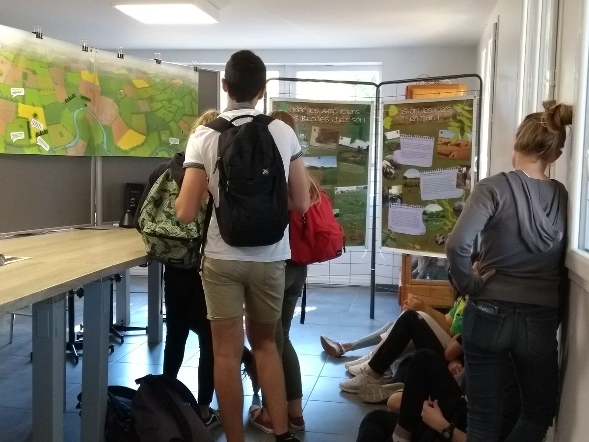 CollegeDR79's tweet photo. Journée au Centre d'Etudes Biologiques de Chizé (CEBC) pour les 3eD et les 3eF : deux ateliers et une conférence du @CNRS. Les élèves ont ainsi pu rencontrer des chercheurs et découvrir plusieurs domaines de la recherche scientifique à Chizé. #FeteDeLaScience #Recherche #Parcours https://t.co/X9vMu710lK