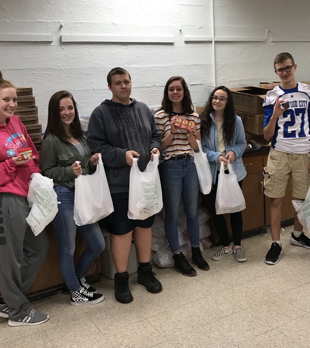 debbiewiech's tweet photo. Fastest packers in EC! Spreading kindness while helping others💙 #EC__Proud #EC_High https://t.co/O6PUvXObM0