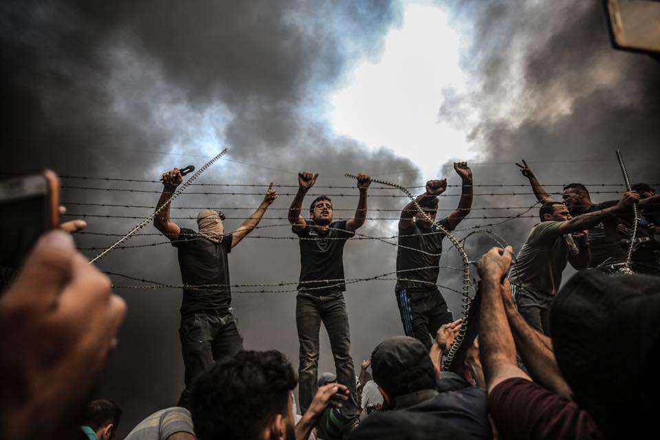 Photo: rioters removing parts of barbed wire in Eastern Gaza Strip. Photograph by Ali Jadallah