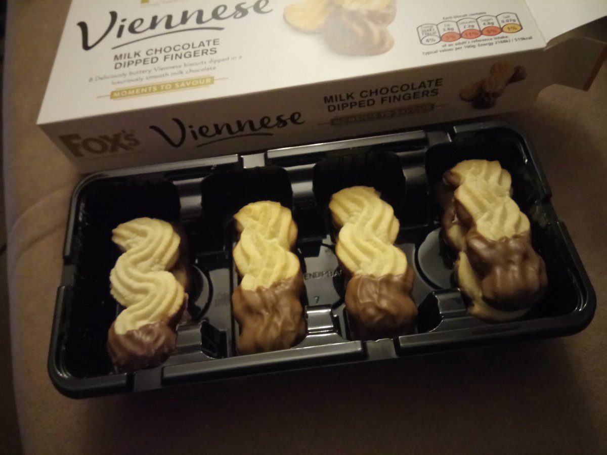 katiepeal's tweet photo. What the hell @foxs_biscuits 🤔

Either use less packaging or put more bisquits in it 😡 

#Fewmin #RipOffBritain https://t.co/bp9epegVCo
