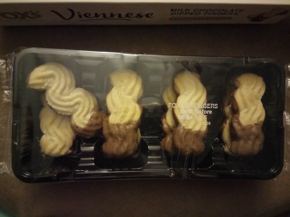 katiepeal's tweet photo. What the hell @foxs_biscuits 🤔

Either use less packaging or put more bisquits in it 😡 

#Fewmin #RipOffBritain https://t.co/bp9epegVCo