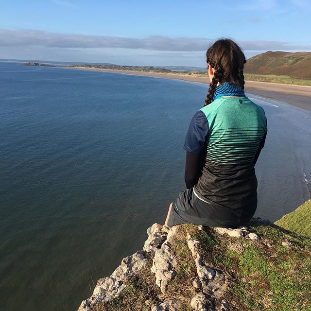 9littledisaster's tweet photo. Looking for the next adventure. #gower #adventure #bay #wales #ontheedge #cliffs #autumn #lookingahead #braids #plaits #bluesky #bluesea #rhosilli #rhosillibay https://t.co/qYttux09pK https://t.co/okbpxqavaj