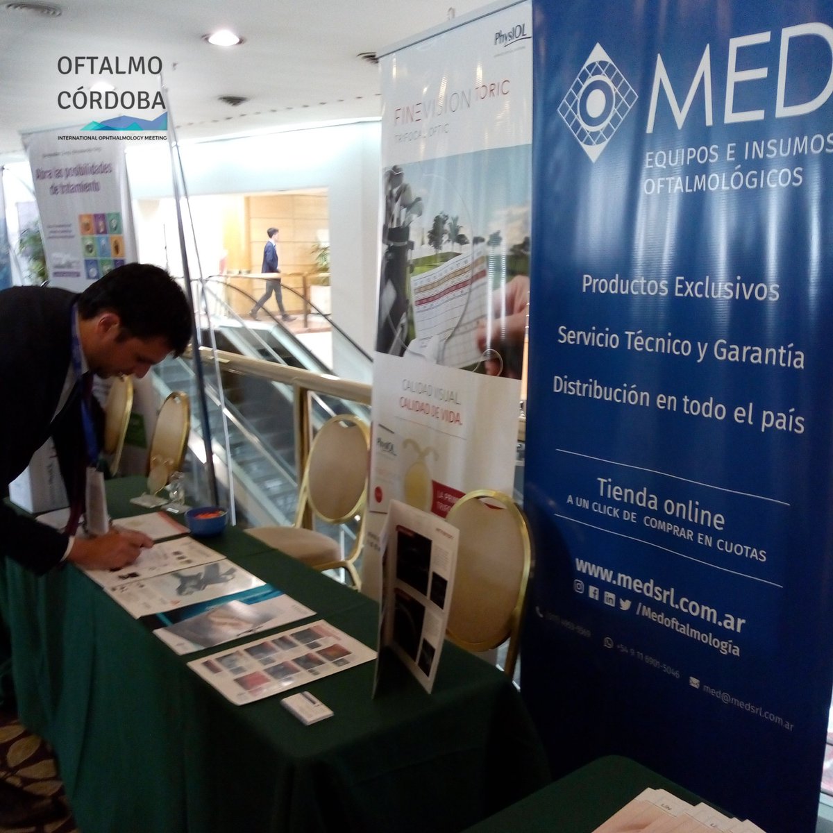 Medoftalmologia's tweet photo. Nuestro stand en Oftalmo Córdoba 2018.
Dr. Noé Rivero, el primero en participar de nuestro Sorteo PhysIOL.
.
.
#oftalmo #oftalmocordoba #physiol #oftalmologia https://t.co/LuHJJrcWl1