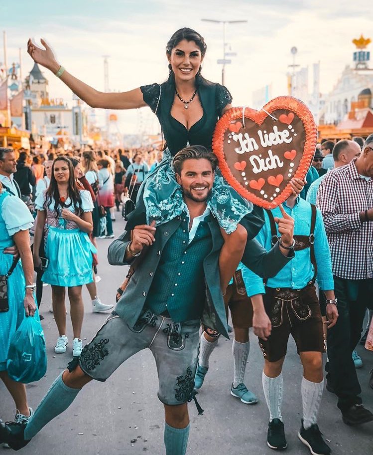 dateplayuk's tweet photo. Happy Friday! 💛Celebrate together 💃🏻🕺🍻
.
.
Download #DatePlay #app 👉Link in bio👈
📷:@johannes_haller ✨#octoberfest #FridayFeeling https://t.co/0yUqWJ5wVi