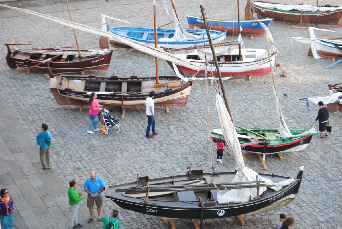 culturmar's tweet photo. Mañá a flota tradicional deixa a #PrazadoObradoiro e pon proa a porto. Aproveitade as últimas horas desta mostra didáctica para coñecer un pouco mellor a tradición marítima e fluvial galega nestes #25AnosNaSalvagarda https://t.co/yPAfVq6uHk