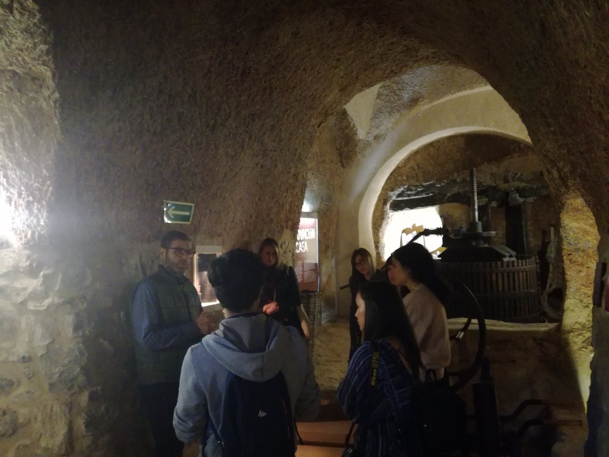 <a href="/raulesfer/">Raúl Escudero Fernán</a>, gerente de la <a href="/DOCigales/">D.O. Cigales</a>, explica en nuestro aula qué es la D.O.Cigales a las periodistas norteamericanas que han visitado la <a href="/RutaVinoCigales/">Ruta del Vino Cigales</a>