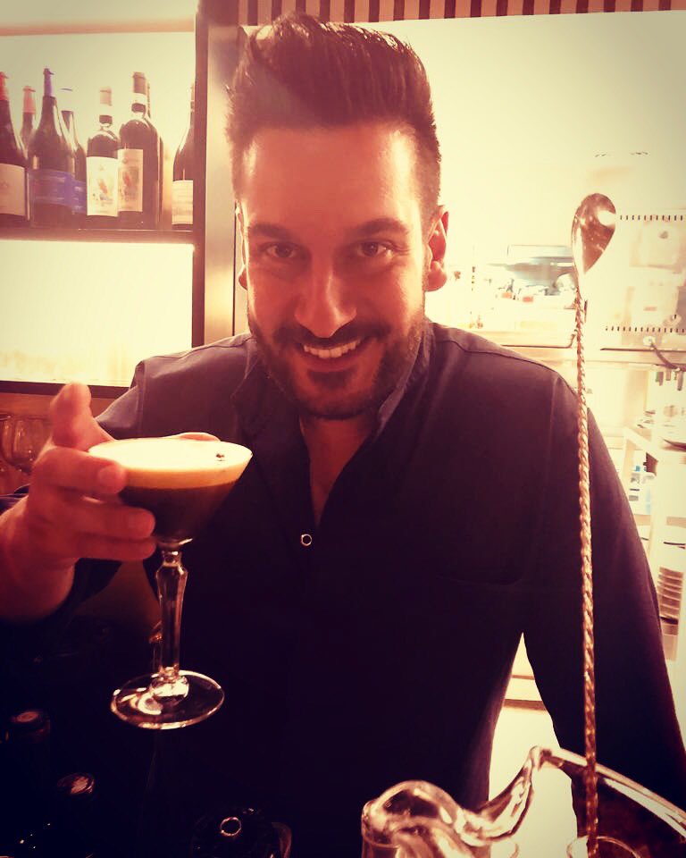 Envie d’un Espresso-Martini ? 
Chez @epoca_paris on fait les meilleurs 
Un cocktail frais au café @lavazzafr a déguster toute la nuit 🌙 ... 
#CREDERE #bistrotepoca #instagood #instachef #luxuryfood #luxuryeats #loveitaly #cocktails #ambassadeur <a href="/martini/">martini, r.</a> @martiniit