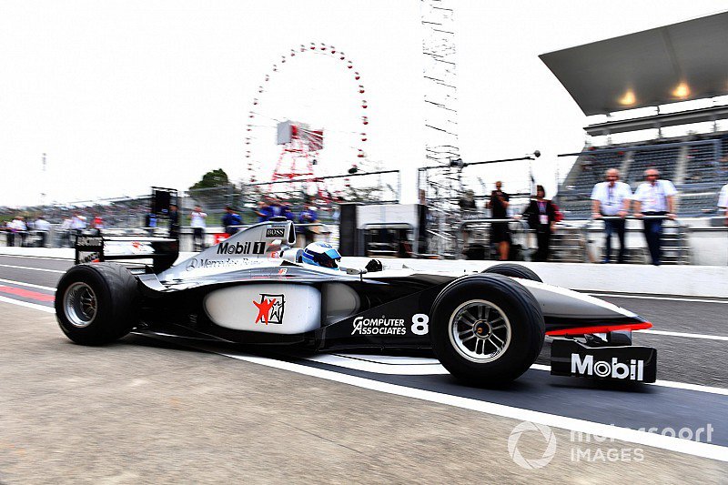 es_Motorsport's tweet photo. '@F1MikaHakkinen rueda en #Suzuka con el @McLarenF1 campeón de 1998 https://t.co/cFC2LETdwb #F1 #Mercedes #MP413 https://t.co/2btO3YcMNV