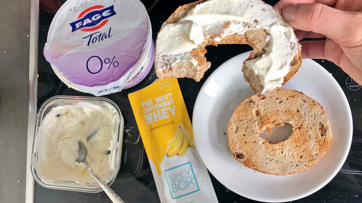 Delicious high protein cream cheese alternative: mix some @FAGEUK Greek yoghurt with your favourite protein powder (I’ve used the banana flavour by <a href="/whey_box/">Whey Box</a> 😋), spread it on top of your bagels and enjoy!