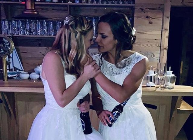 laaficion's tweet photo. ⚽ El futbol las unió en el Bayern Múnich femenil; el amor las llevó al altar 💍

La historia de la boda 'en el Allianz Arena' ❤ https://t.co/Jv1GUZDGXH https://t.co/Y4a1kVQ54z