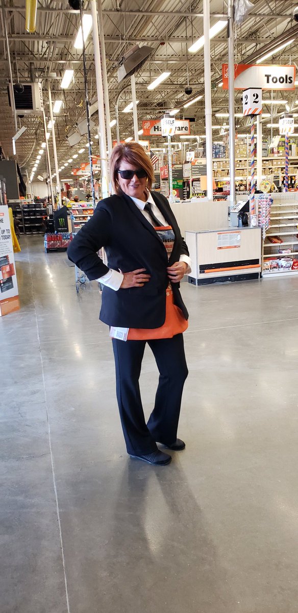 christina0412's tweet photo. #CAM2018 #HD0776 MEN N BLACK DAY HAVING SOME FUN FINDING SOME ALIENS LOL https://t.co/b1jMm4u93n