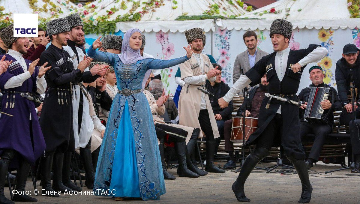 чечня традиции и обычаи. чеченцы обряды и традиции. народ чечни традиции обычаи. макка межиева дети. традиции народа чеченцы.