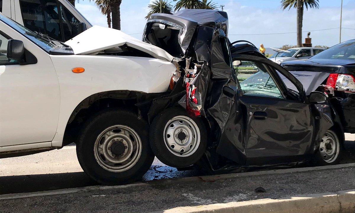 AHORA: Accidente de tránsito en Rambla y Solano Antuña. Hay un herido.  #HoyEnTelemundo