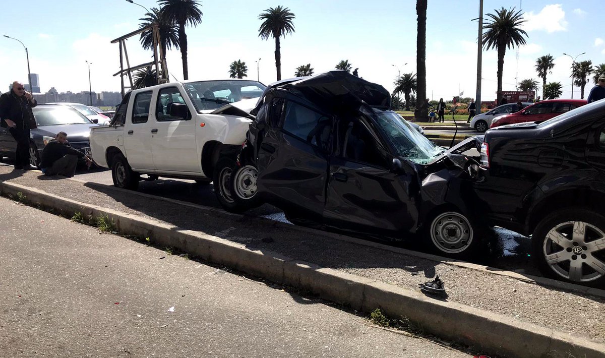 AHORA: Accidente de tránsito en Rambla y Solano Antuña. Hay un herido.  #HoyEnTelemundo