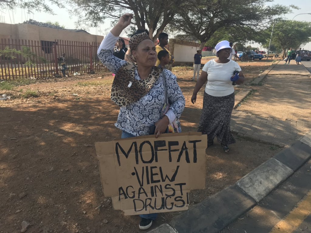 Izithombe: A resident from Moffat View is here in #EldoradoPark to support #GautengShutdown she says they have also a drug and gangster problem in their area (Moffat View ) <a href="/GP_CommSafety/">GP Department of Community Safety</a> @AsktheChiefJMPD