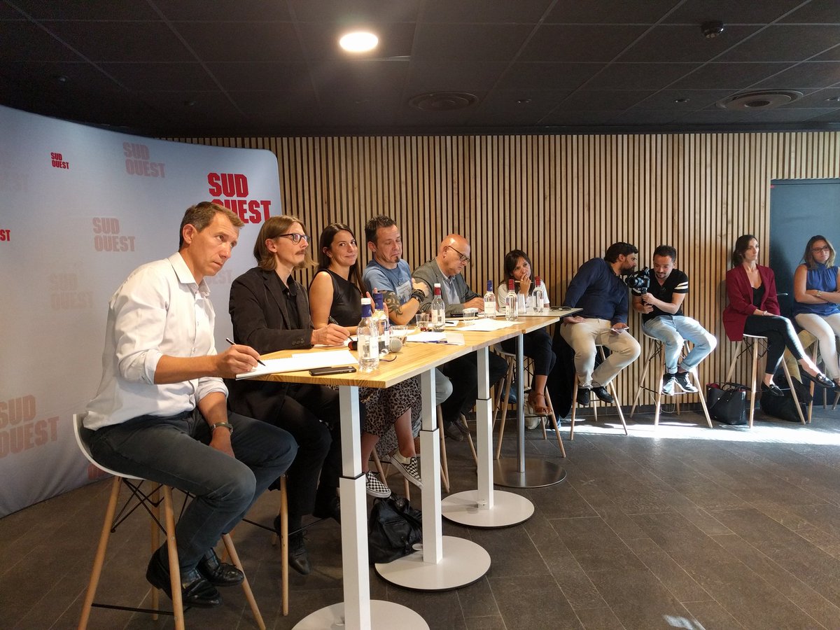 Theophrasteio's tweet photo. Dernière étape du #hackanews avec le passage devant de jury officiel ! Présidé cette année par @didierpourquery avec @diane_le_nay @evagarraud @bglaurent @galichonc @twistarno https://t.co/a50sWBYenS