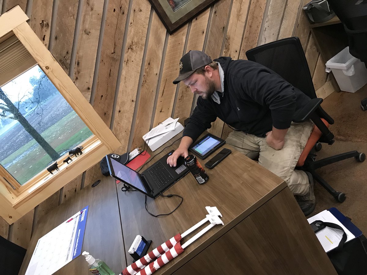 BurroughsFarms's tweet photo. With a rain event upon us it is time to breathe, fix and get caught up on non-field work 

#awelcomeday
#rainevent
#harvest18 https://t.co/yarFNrPr0H