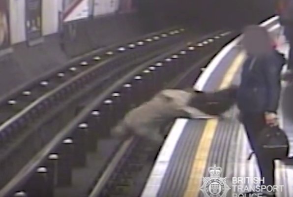 itvnews's tweet photo. A man who pushed a 91-year-old man on to the tracks of the London Underground has been convicted of attempted murder https://t.co/pEUXih0yrp https://t.co/bZSO5x8VXF