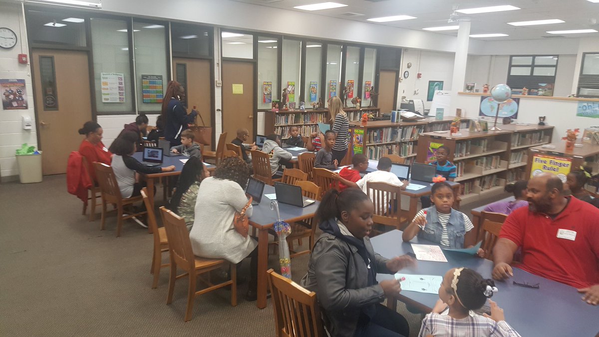 hmarti10's tweet photo. Happy Parent Visiting Day! @FlossmoorHills #D161Learns https://t.co/4X38Kkmt7n