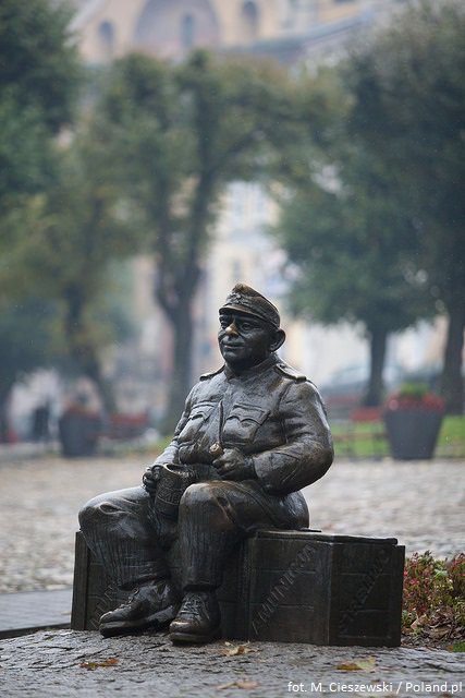 Polska's tweet photo. Bądź jak dobry wojak Szwejk! To znaczy – w #WeekendInPolska odwiedź piękny Przemyśl.
Zwiedzając to tysiącletnie miasto w południowo-wschodniej Polsce, możesz prześledzić trasę słynnego wojaka. Lub, jeśli wolisz, odkrywaj je na swój sposób. https://t.co/NqCgDITHA3