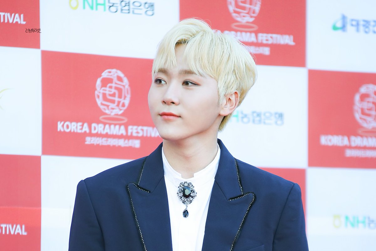 181002 korea drama awards
왕자님 너므 머시써 😇~~~

#세븐틴 #승관 #seungkwan