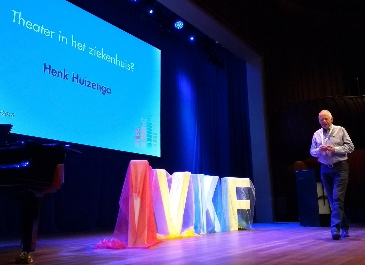 Henk Huizinga laat zien hoe improvisatietheater ook in het ziekenhuis toegepast kan worden #LustrumNVKF2018
