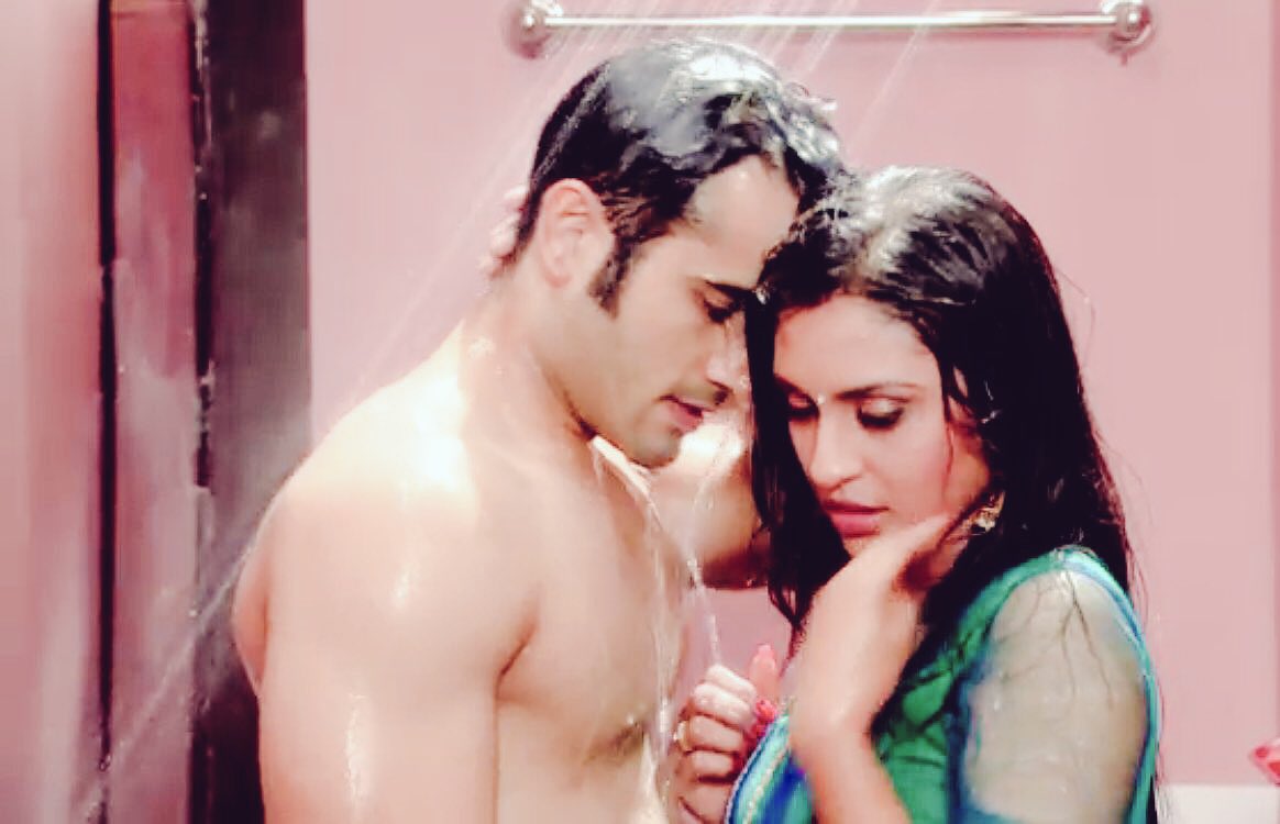 poojaagarwal268's tweet image. Virika's bathroom romance...🙈🙈
#7YearsOfVirikaMagic