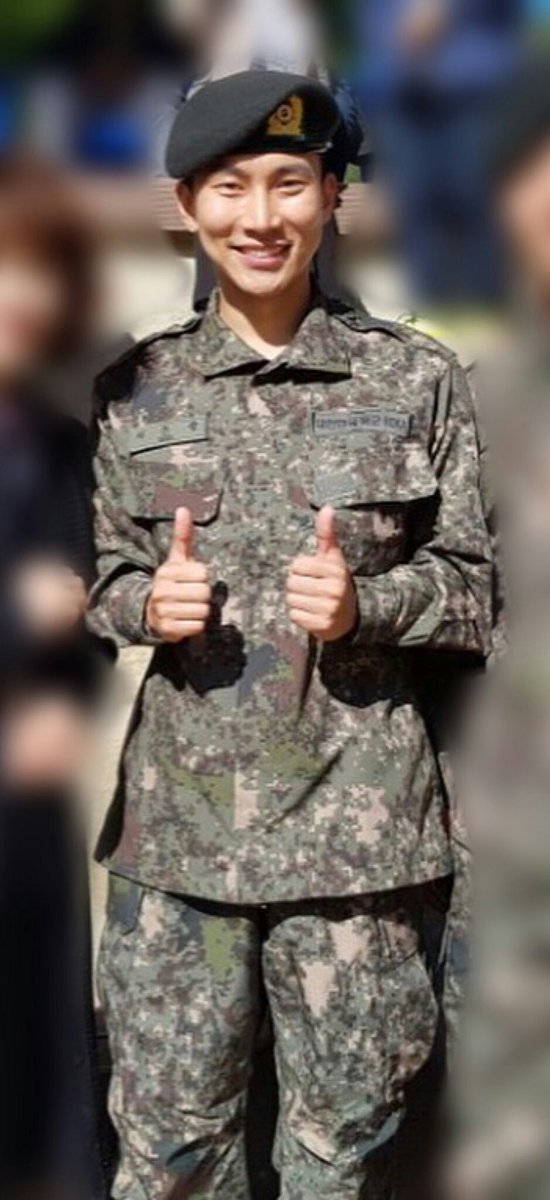 181005Hi Seo Eunkwang!  I miss you!! If only we can get some updates from you everyday.  Btw, you really look cool during the ceremony yesterday. Manly Eunkwang is real!!!  Continue to do your best but don't forget to take care of yourself, ok?  #WaitingForSilverlight