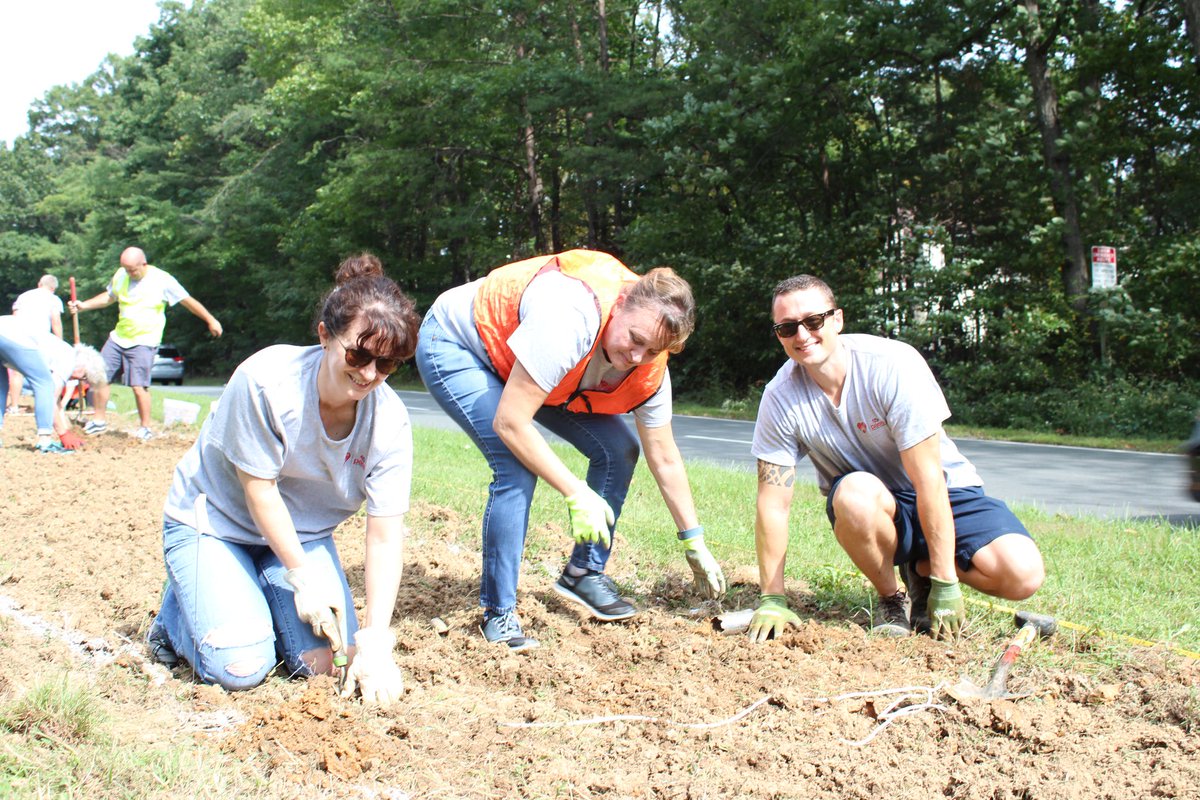 VolunteerReston's tweet photo. Many thanks to our @pacsontrack volunteers, who worked with RA on a Daffodil Beautification Project, planting 1,000 daffodil bulbs along Reston Pkwy. We're honored to work alongside you! #EnjoyReston #Reston #Volunteer Learn more at https://t.co/F7XV18Mvdv @RestonOnline https://t.co/NLbVwQhyCO