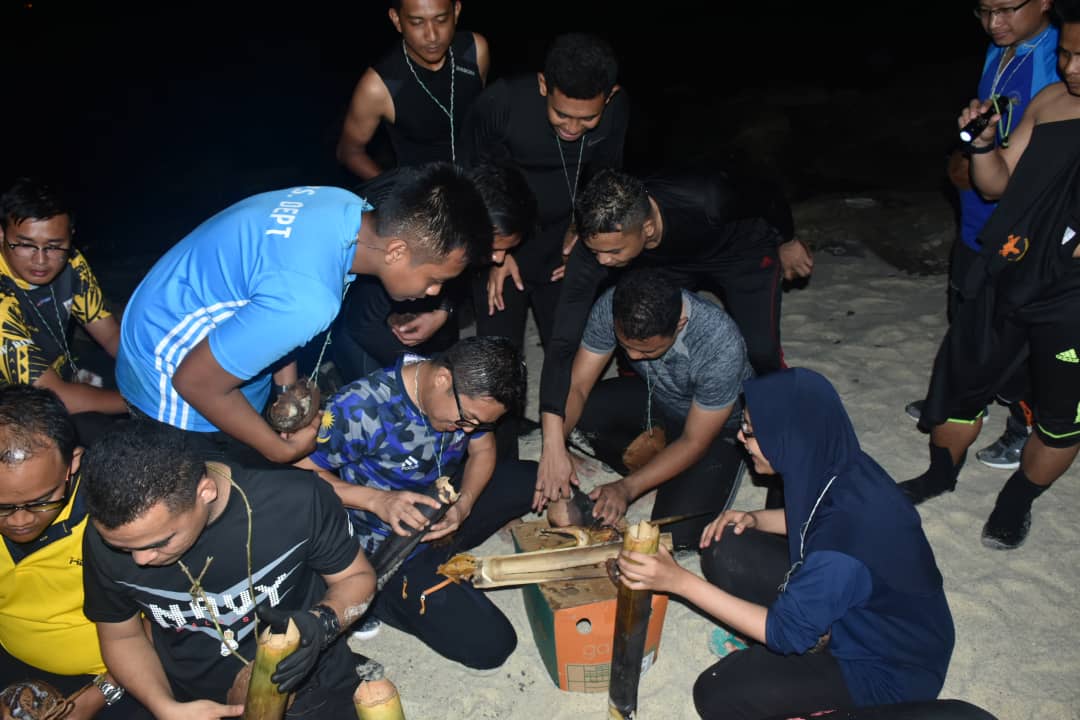 Cabaran bermula. Lebih 30 pegawai TLDM Kota Kinabalu sertai Latihan Ikhtiar Hidup di Pulau Sepanggar bermula petang tadi. Peserta perlu guna segala sumber hutan untuk terus hidup dalam situasi survival &amp; kecemasan. Semoga berjaya! #NavyUpdate <a href="/tldm_rasmi/">Royal Malaysian Navy</a> <a href="/mykamarul/">Kamarul</a> <a href="/ARBA_My/">ARBA_RMN</a>