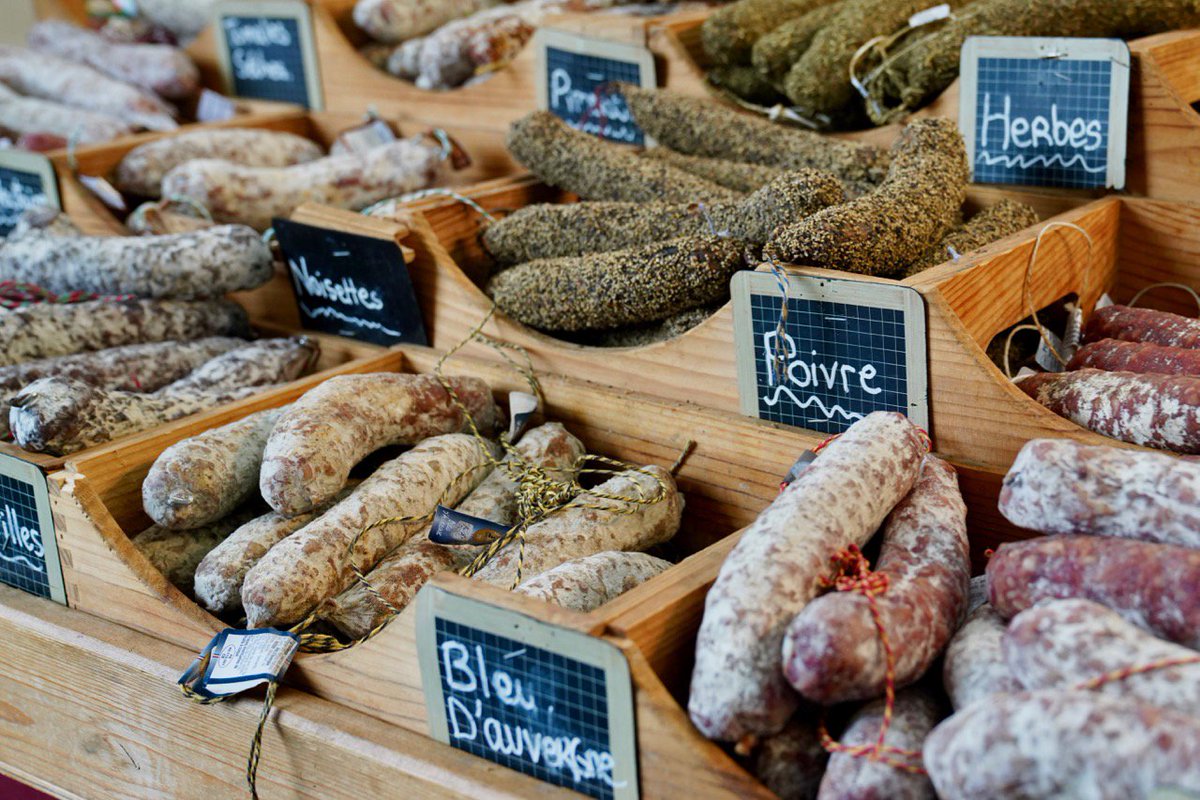 Französische #Spezialitäten dürfen am <a href="/SommetElevage/">SOMMET DE L’ÉLEVAGE</a> nicht fehlen. Die Wurstwaren der Robustrasse #Salers auf dem Bild schmecken mir definitiv besser als eine #Andouillette. Das ist eine Wurstspezialität aus Schweinemagen... 
dgrn.ch/sommet18_bz