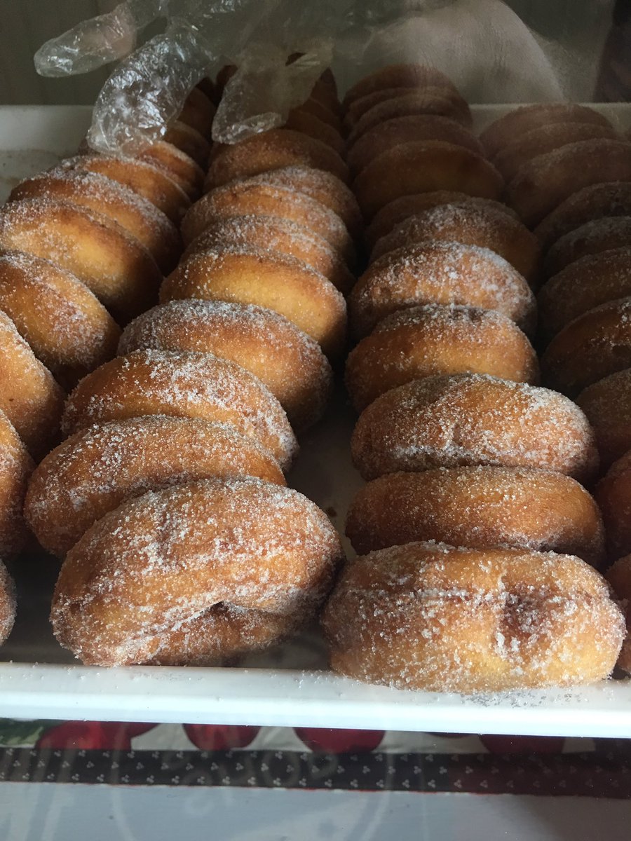 chazyorchards's tweet image. 🍎💥WEEKEND GIVEAWAY!💥🍎
Do you want free treats? Well we have a super super easy way to get them, just retweet this tweet. That’s right just one click of the button enters you to be the one that can either pick up either a 1/2 dozen of donuts or two turnovers! 2 winners