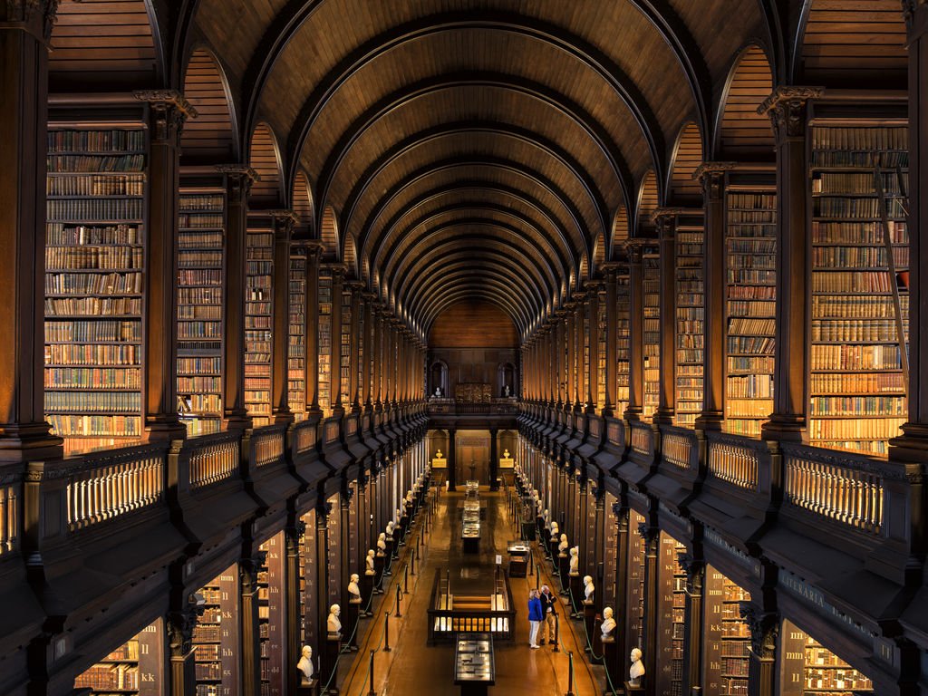TurismoIrlanda's tweet image. La Trinity College Library è stata costruita tra il 1712 e il 1732 ed è la più grande biblioteca d'Irlanda. I suoi scaffali ospitano oltre 4 milioni di libri e tra di loro c'è il più celebre di tutti: il Book of Kells. #Dublino #Irlanda
