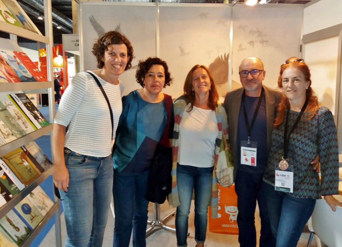 KalandrakaEdit's tweet photo. "Por su extraordinario dinamismo en la organización de #actividades". Méritos de la Red @bibliotecarozas para recibir el #Premio #Liber2018 Fomento de la #Lectura. En esta última jornada de la #feria hemos recibido la visita del equipo https://t.co/9Jw5om6lYa #bibliotecas #LIJ https://t.co/JUdksmhXJH