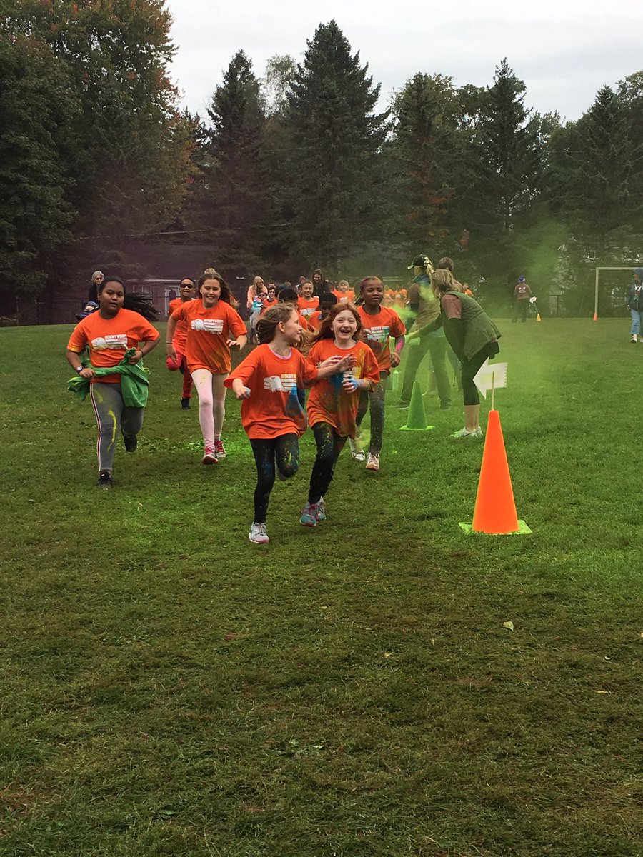 TheOfficialMrYu's tweet image. 4th Graders are having an awesome time at #ColorRun2018!! @HWE_Hawks #wleced