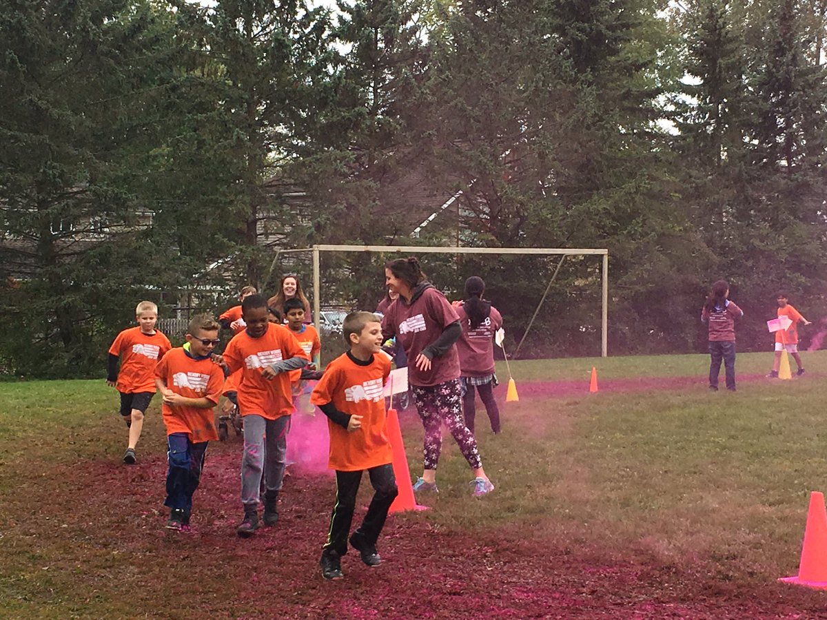 TheOfficialMrYu's tweet image. 4th Graders are having an awesome time at #ColorRun2018!! @HWE_Hawks #wleced