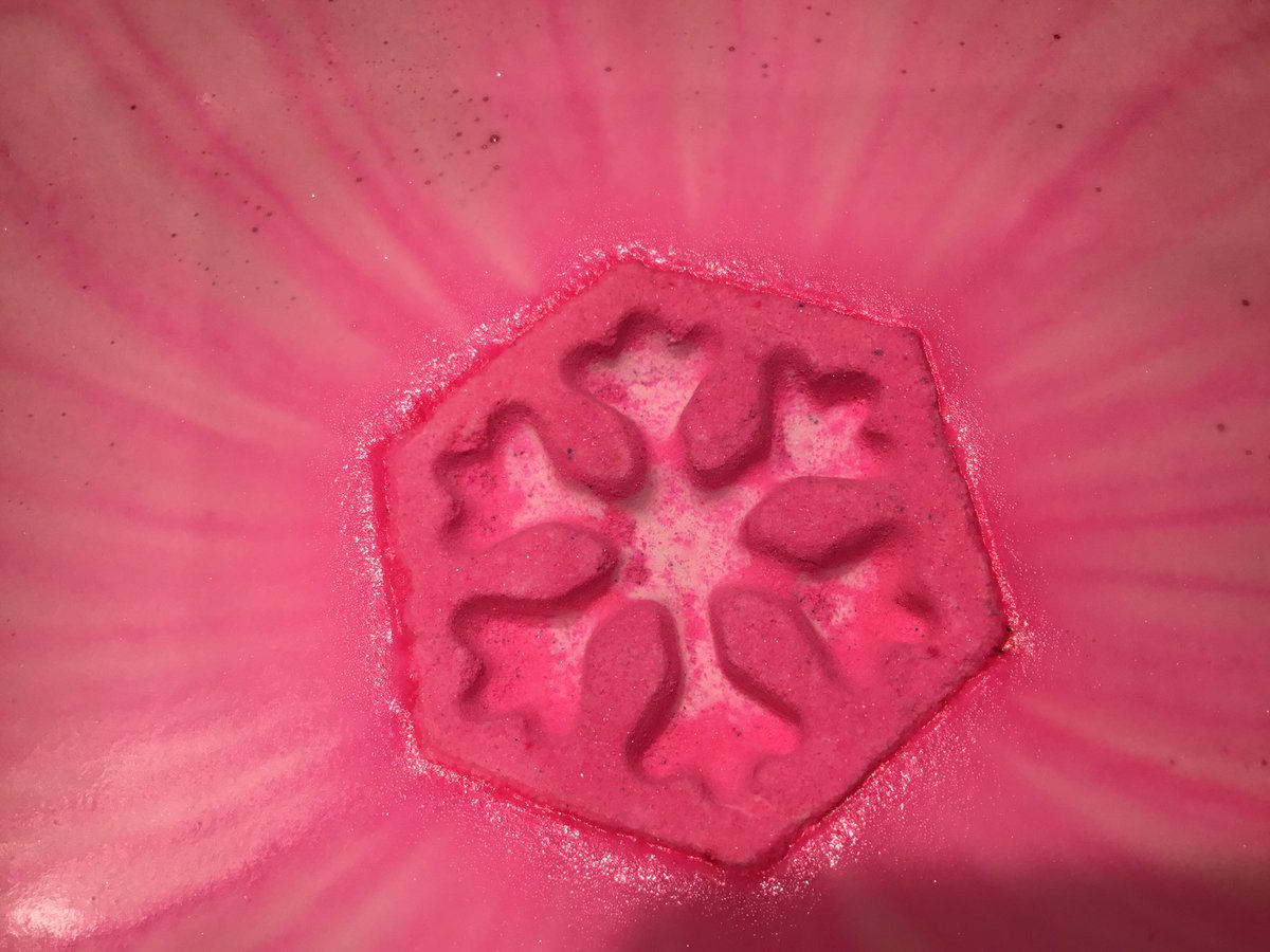 Cheery Christmas, cette bombe de bain féerique... Plongez-la dans votre bain : son motif central en forme de flocon se transforme sous vos yeux, à mesure qu'elle se dissout, en une explosion de couleurs festives. Buchu et citron stimuleront vos sens.. 
#bathbomb #citrus