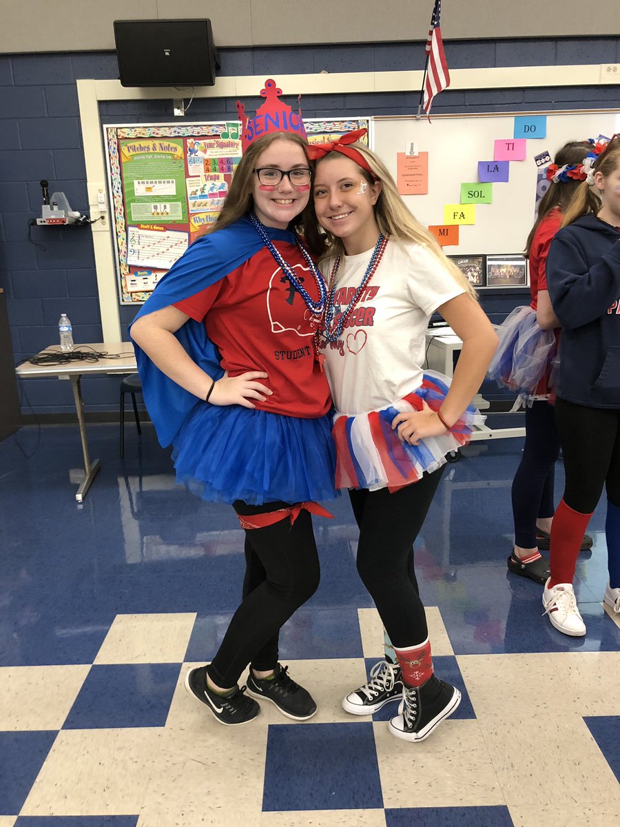 __saraaahhh_'s tweet photo. Red, white and blue day β€οΈπβ€οΈπβ€οΈπ @fhspatriots #fhs19 https://t.co/oAblig61IN