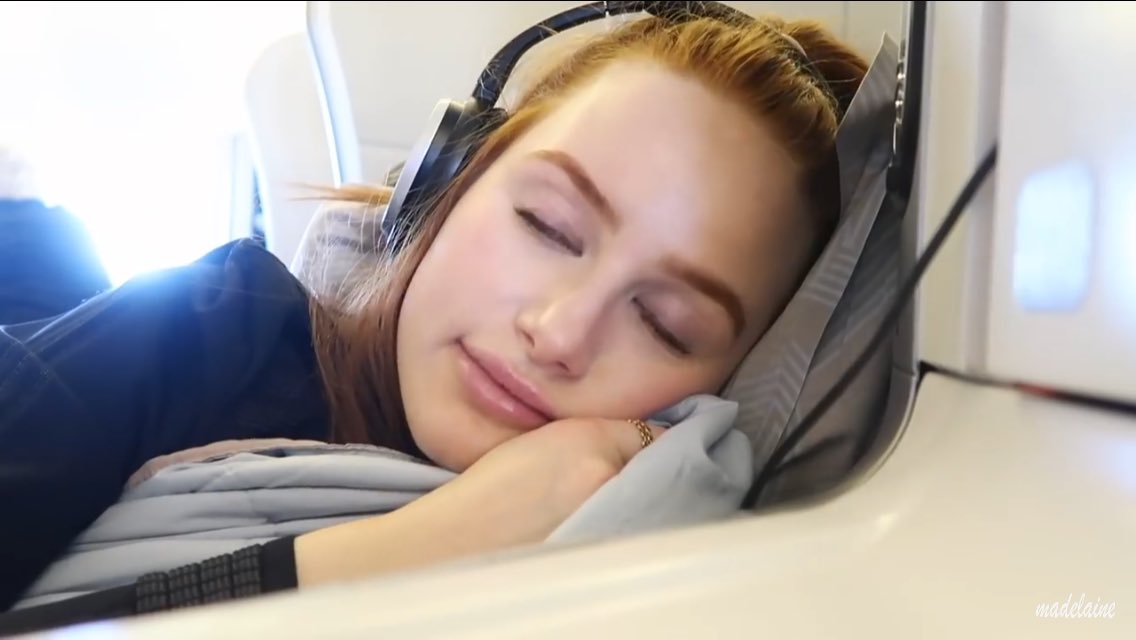 StevenLeagueCA's tweet photo. When your girlfriend comes to visit but you still have to go to the library, so you compromise ❤ https://t.co/vfgFXeWHT5