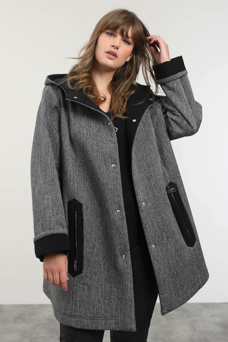 JMP_Paris's tweet photo. Nouveauté, la veste en tweed doublée, stylée &amp; confortable. 

D'un joli gris texturé, ce manteau élégant est parfait pour passer les premiers froids et traverser l'hiver.

On aime ses boutons modernes, sa large capuche et ses zips sur les poches. https://t.co/JuhbUimHqn