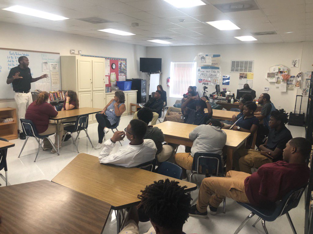 HCPSepic3's tweet photo. Tks @principalcoach1 @HollySaia 4 our traditional school success coaches visiting our Brandon EPIC students. Building relationships to support positive student transition. @Jeff_Eakins @graysonkamm @HCPSArea4 https://t.co/IwI4RdQ3OR