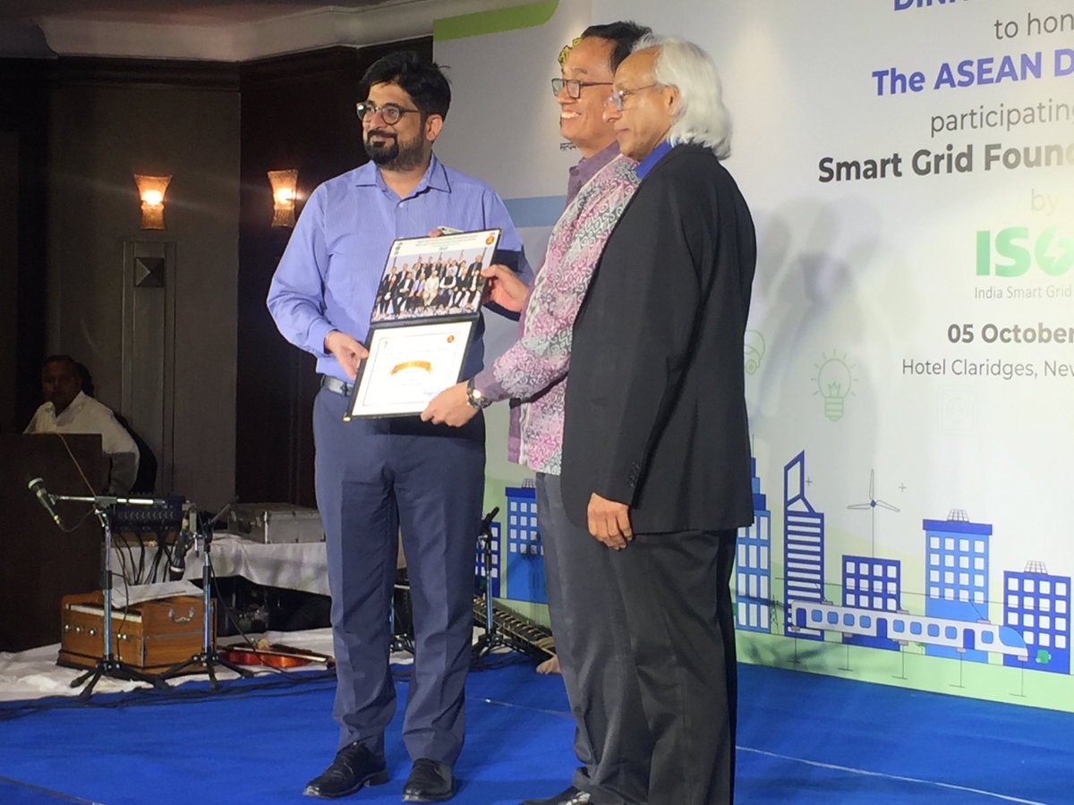 IndiaSmartGridF's tweet image. Glimpses of #DinnerReception for @ASEAN Delegates of ISGF #SmartGrid Foundation Course. Mr. @vishalkapoor91, Director, @MinOfPower &amp;amp; Mr. @rejipillai, President, ISGF awarding the Certificate to the ASEAN Delegates