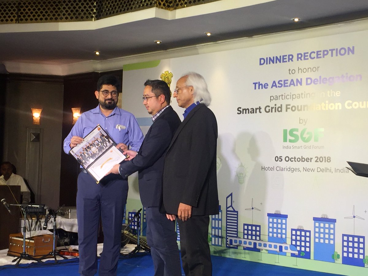 IndiaSmartGridF's tweet image. Glimpses of #DinnerReception for @ASEAN Delegates of ISGF #SmartGrid Foundation Course. Mr. @vishalkapoor91, Director, @MinOfPower &amp;amp; Mr. @rejipillai, President, ISGF awarding the Certificate to the ASEAN Delegates