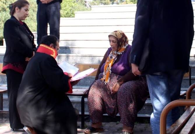 Luckyladybird15's tweet photo. Adana Kozan'da kaybolan kızını aramak için adli makamlara başvuruda bulunan bu kadın,rahatsızlığı nedeniyle adliye merdivenlerini çıkamayınca Hakim adliye bahçesine inerek kadını dinledi.Sadece makamıyla değil insanlığıyla da saygıyı hak ediyor.Ayakta alkışlıyorum kendisini👋 https://t.co/RIFOuY5wSB