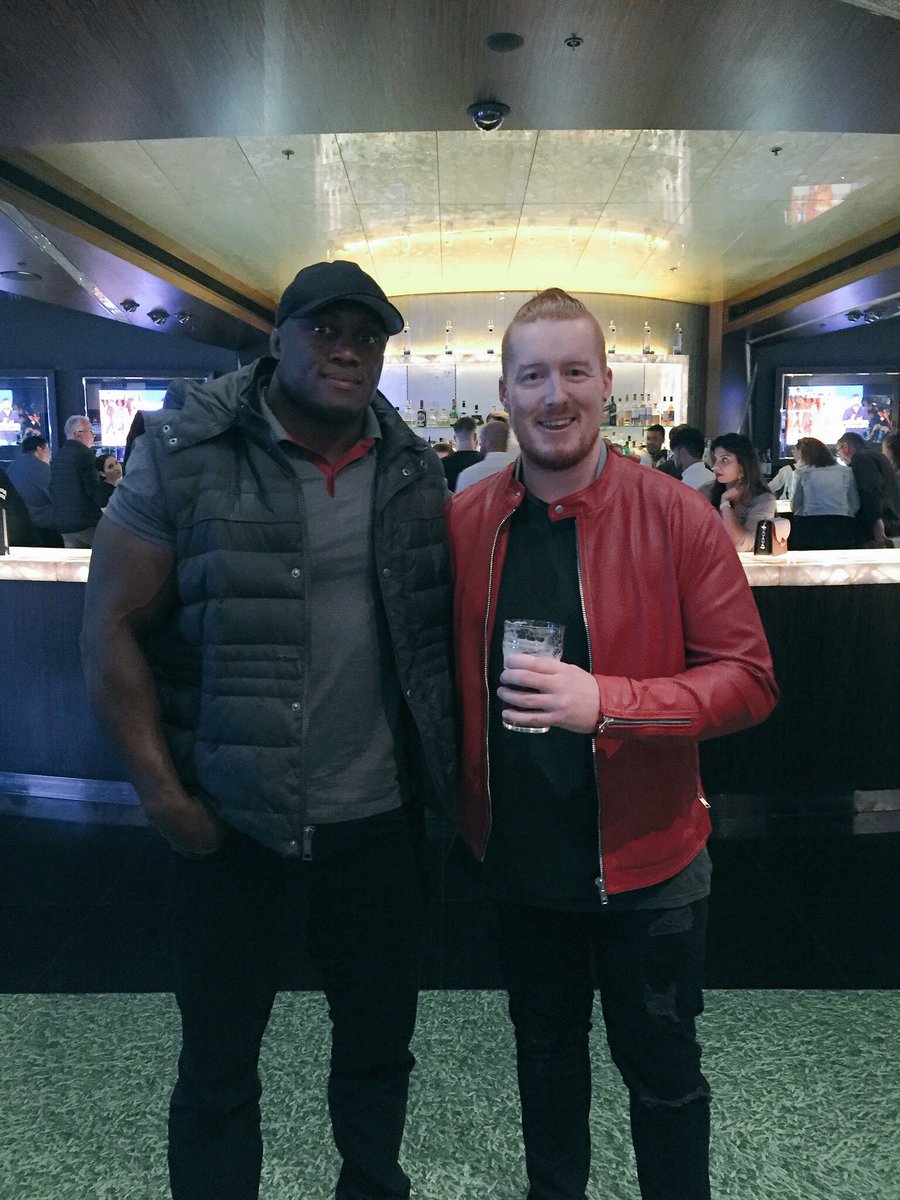 downunder6192's tweet photo. Even @fightbobby loves a punt. Awesome to meet you mate. @crownmelbourne @WWEAustralia #WWESSD https://t.co/17EsthxKP3