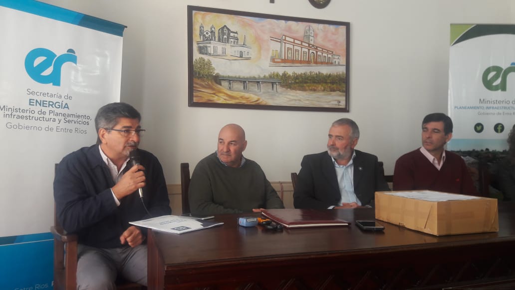 SecEnergiaER's tweet photo. Ahora en Rosario del Tala. El Secretario de Energía y la Directora de Desarrollo Gasífero, Ing. JORGE GONZALEZ y SILVINA GUERRA abren los sobres conteniendo ofertas. Ampliacion de Red de Gas Natural en Tala. https://t.co/Bbf1fQC0uR