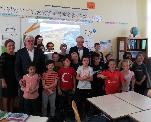FlersIen's tweet photo. Une délégation de @CityCharleston en visite à l'école Sévigné-Paul Bert de #Flers
Une occasion rêvée de parler #anglais en situation de communication authentique, et de découvrir d'autres #repèresculturels. Des élèves enthousiasmés par les échanges !
@dsden61 @IEN_ALENCON3 https://t.co/YYwg0Cf0Vo