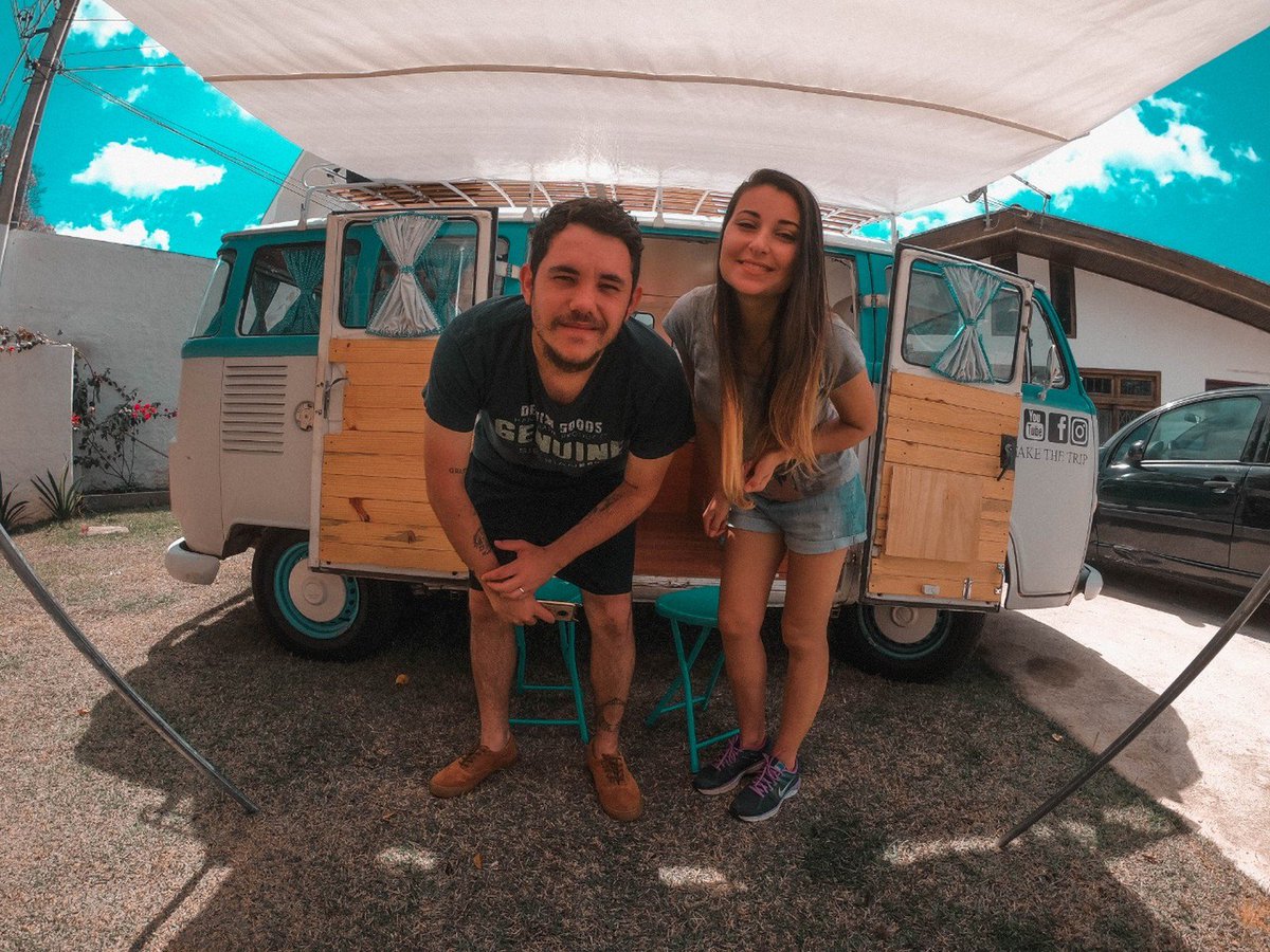 g1's tweet photo. Casal decide largar rotina e se aventurar em viagem de volta ao mundo com Kombi https://t.co/j5SyruNwSP #G1 https://t.co/vp0MDGDg5h
