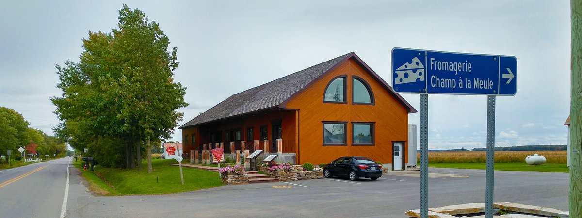 Sur la route, il y a toujours des occasions de faire un petit détour gourmand. À Notre-Dame-de-Lourdes, dans Lanaudière, vous retrouverez l’un de ces détours gourmands qui valent la peine d’être faits: la Fromagerie Du Champ à la Meule! 🧀
bit.ly/2BY7pum <a href="/tourlanaud/">Tourisme Lanaudière</a>